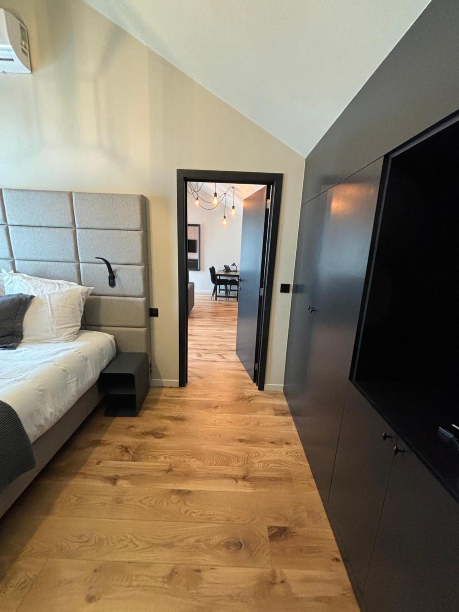 Hotel Mezza Notte Ронс Екстериор снимка