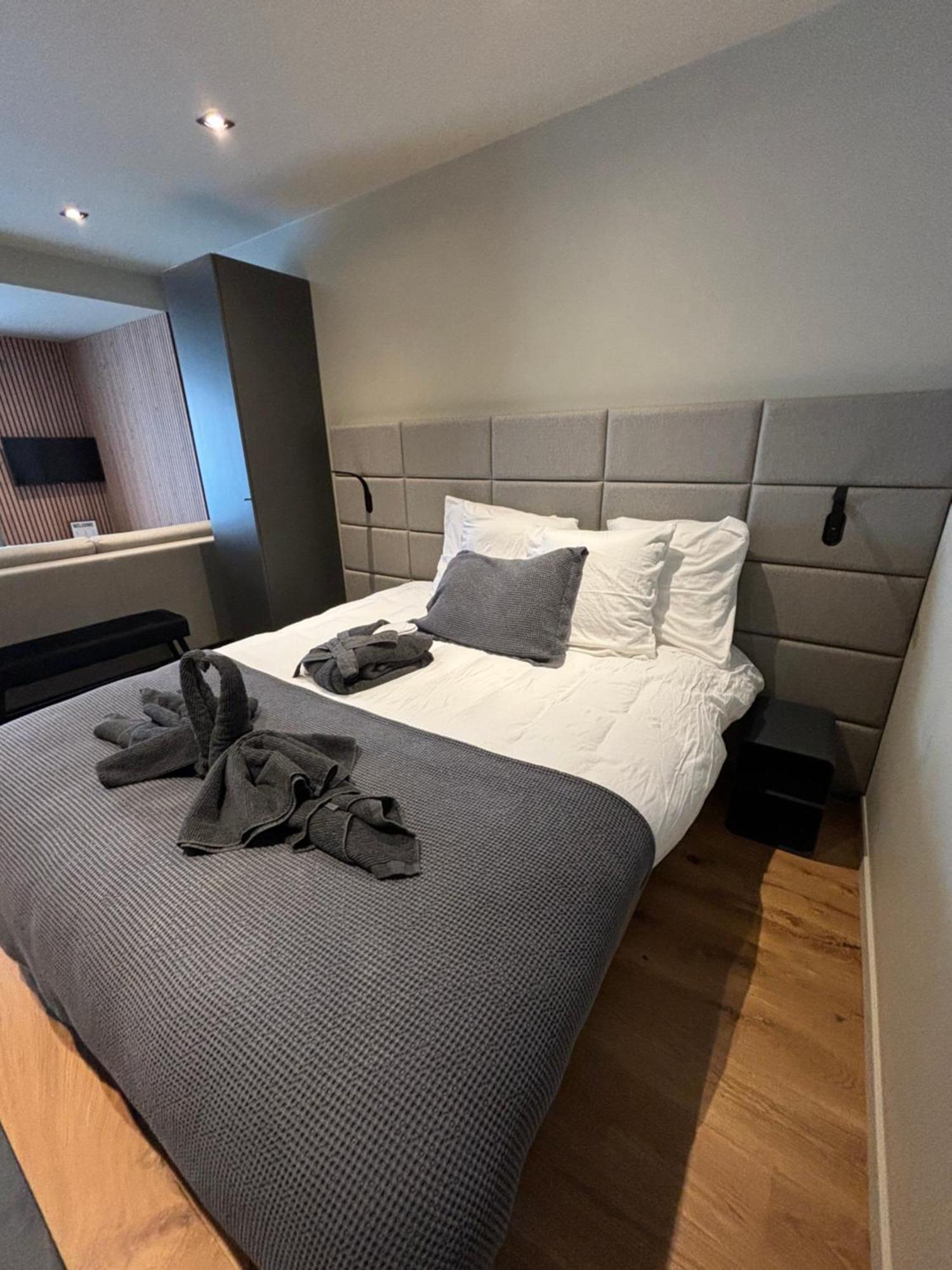 Hotel Mezza Notte Ронс Екстериор снимка
