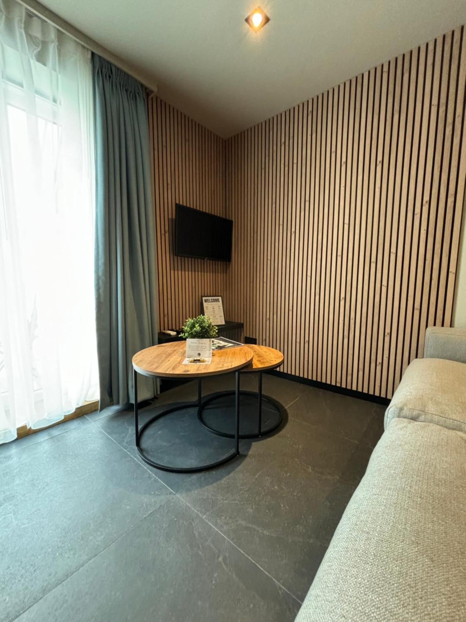 Hotel Mezza Notte Ронс Екстериор снимка