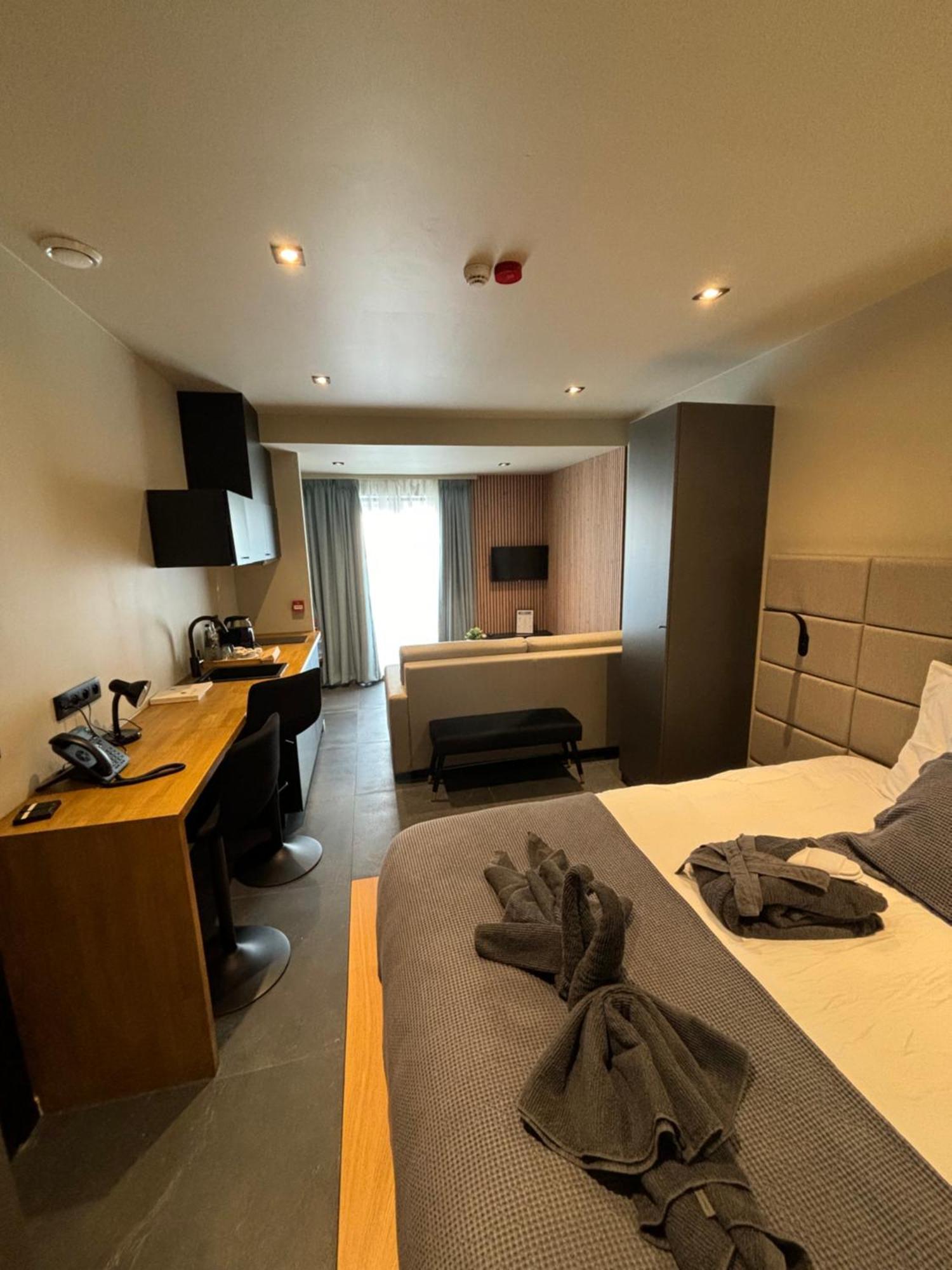 Hotel Mezza Notte Ронс Екстериор снимка
