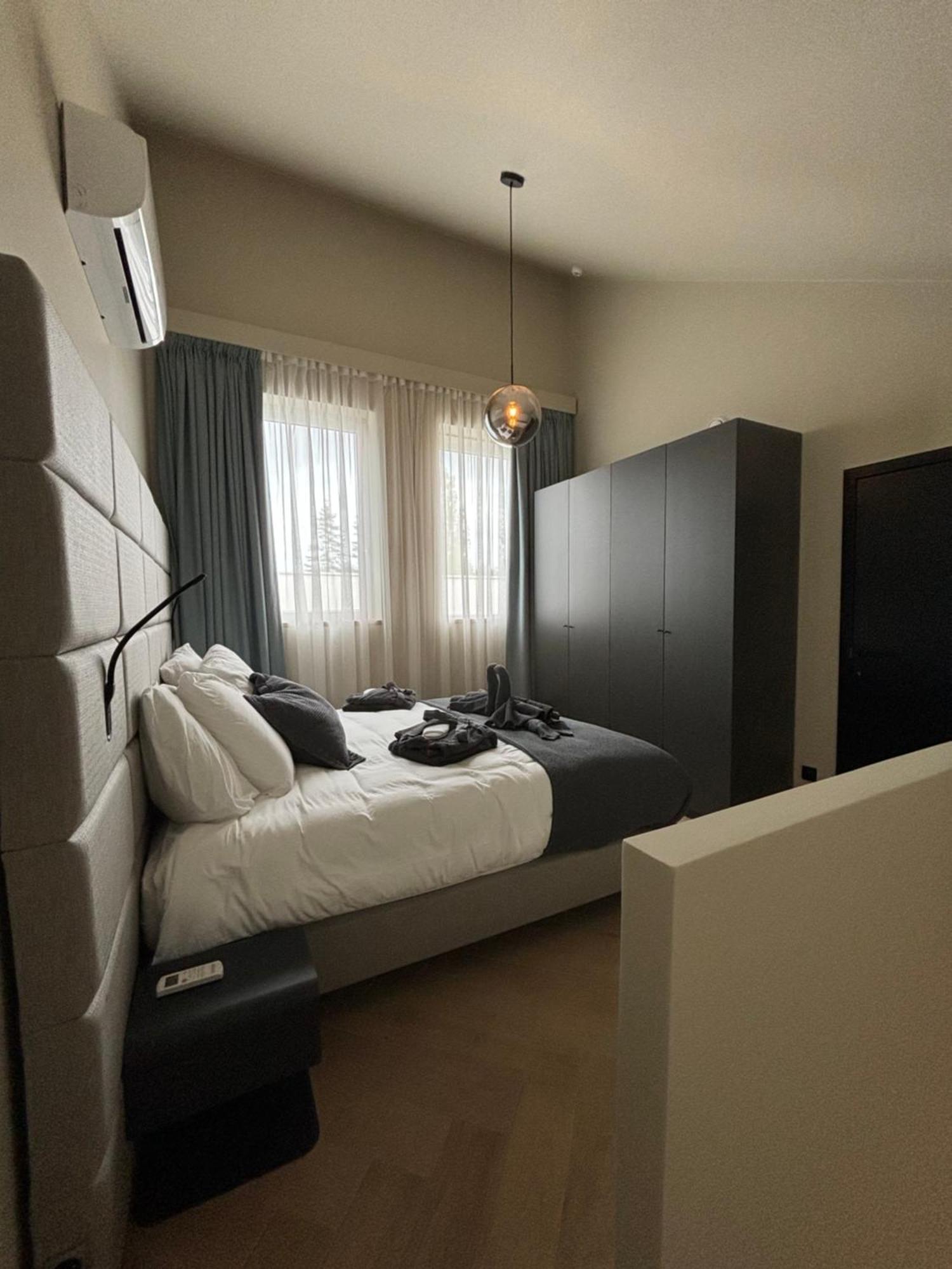 Hotel Mezza Notte Ронс Екстериор снимка