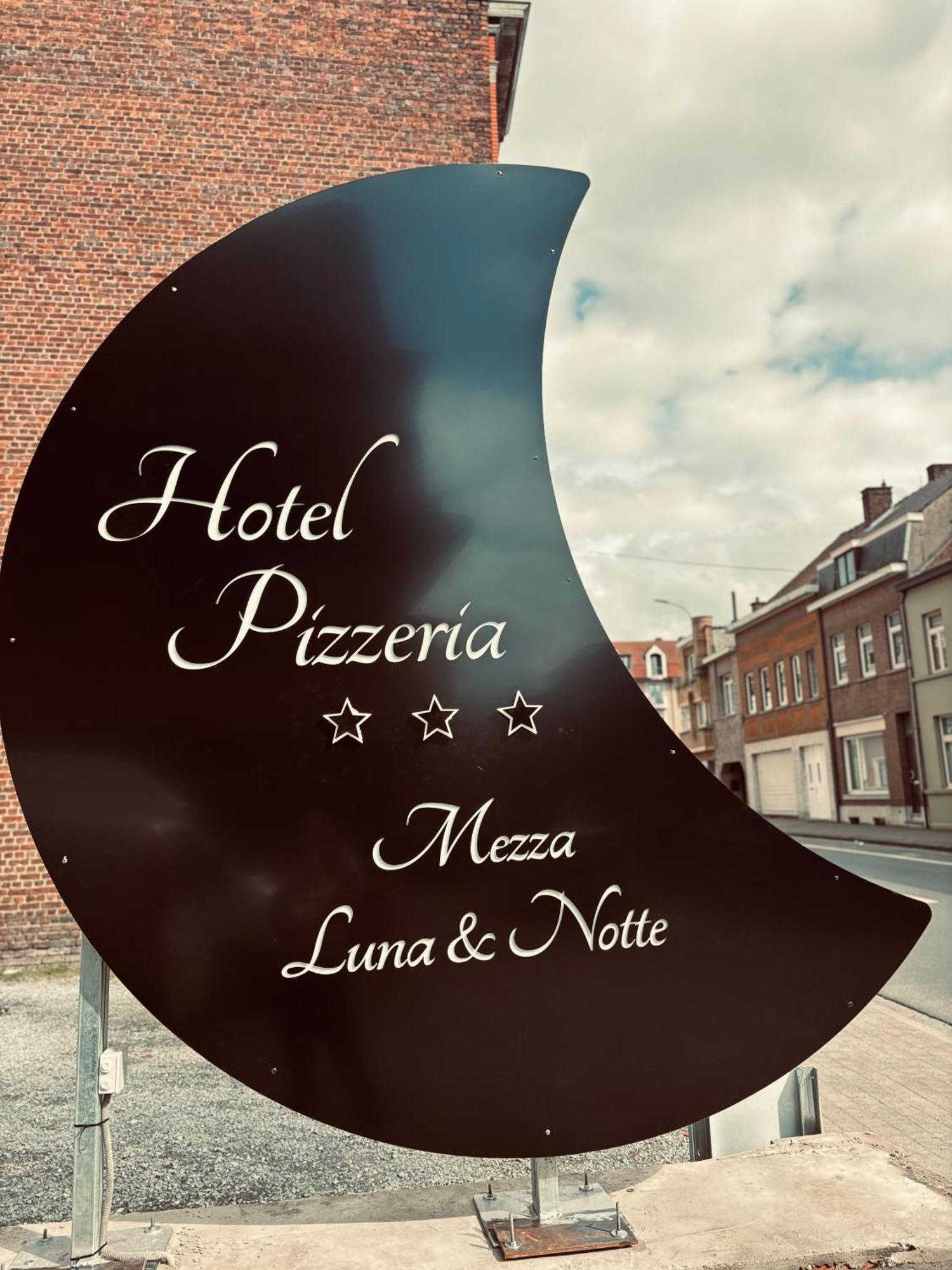 Hotel Mezza Notte Ронс Екстериор снимка