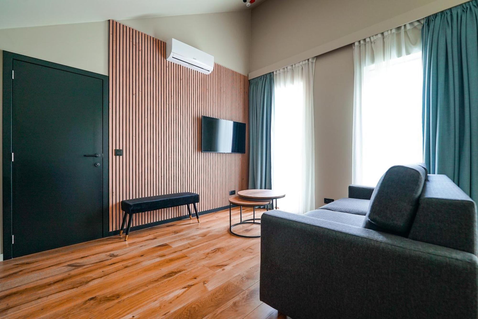 Hotel Mezza Notte Ронс Екстериор снимка